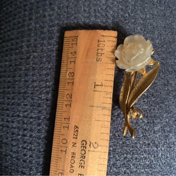 Be Mine! Mother of Pearl Rose Brooch ~Gold Tone ~Vintage ~Charming ~Whimsy - Picture 3 of 5